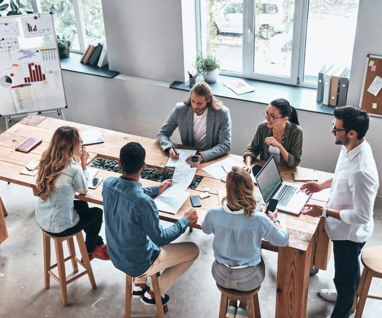 Projektteam im Workshop an einem gemeinsamen Tisch