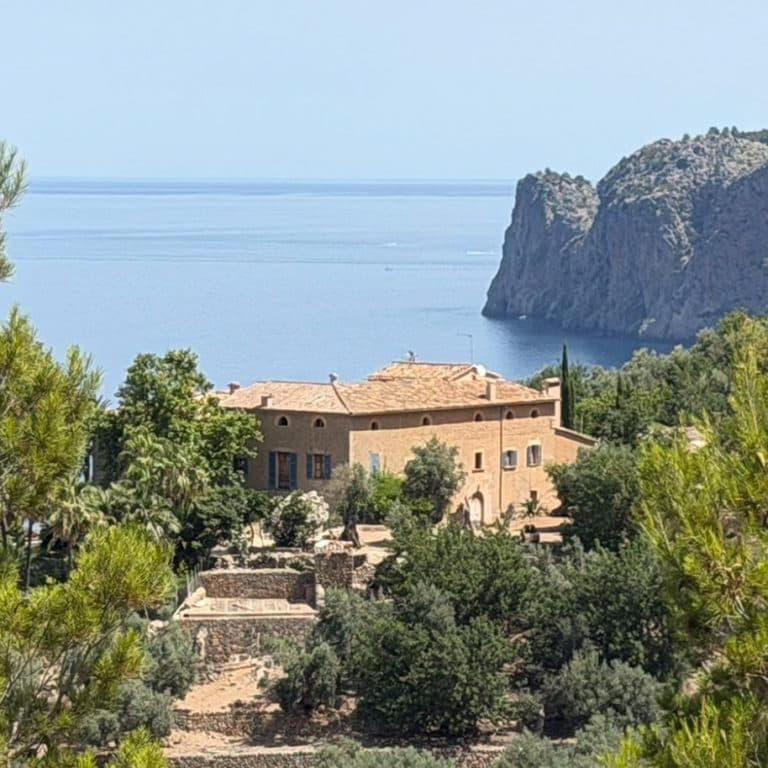 Villa in der Serra de Tramuntana über dem Meer